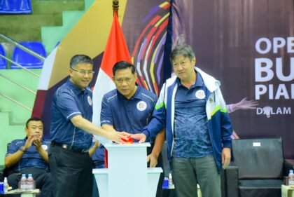 Wadan Koharmatau Marsma TNI Andy S. Pambudi bersama jajaran membuka secara simbolis Open Tournament Bulutangkis Piala Panglima TNI dalam rangka HUT ke-81 TNI Tahun 2026 di GOR KONI Bandung, Rabu (2/9/2026). Turnamen ini menjadi ajang mempererat kebersamaan sekaligus mendorong peningkatan prestasi dan sportivitas di bidang olahraga.(Foto:Istimewa)